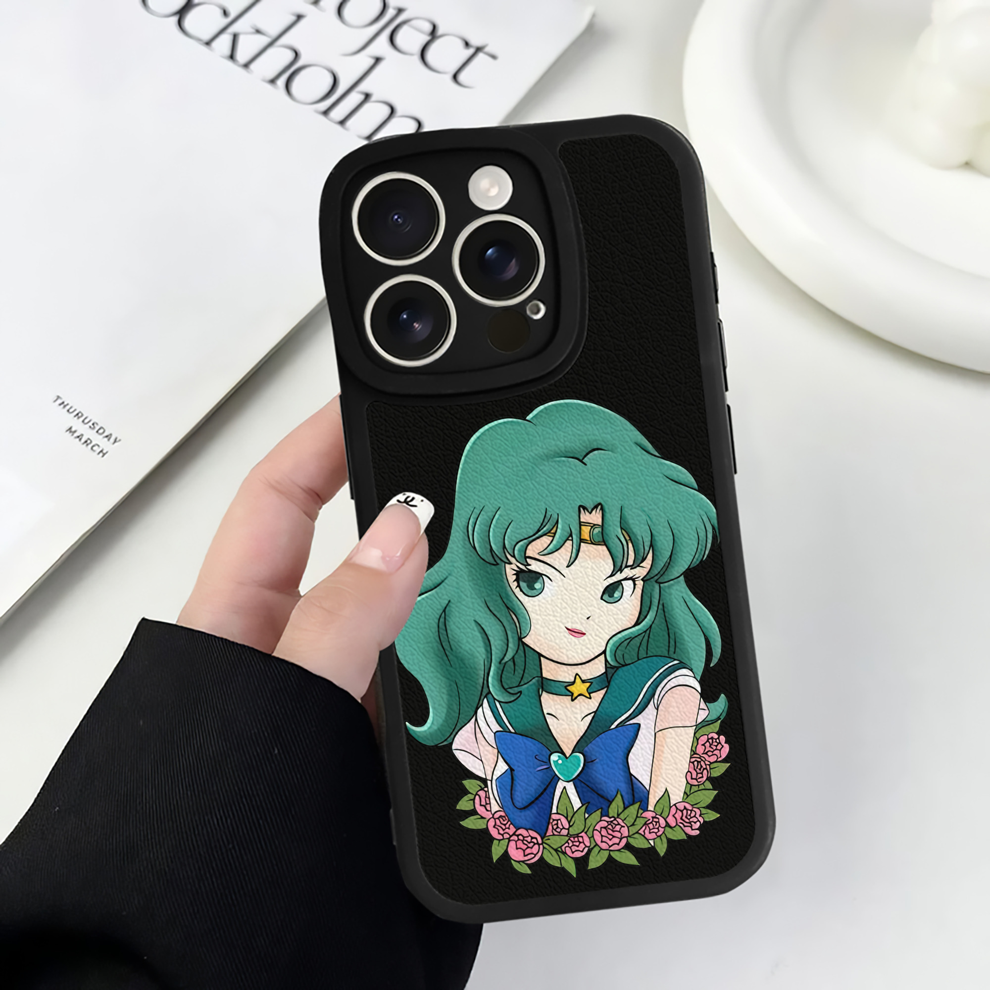 （画像用） 美少女戦士セーラームーン 海王 みちる（かいおう みちる） Sailor Moon Kaiou Michiru 【iPhone 16シリーズ対応】シリコンスマホケース（レザー調） 材質：シリコン